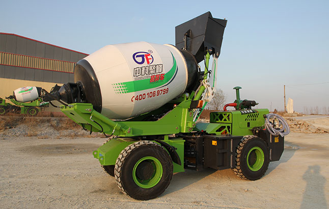 <b> 购买自上料混凝土搅拌罐车时有几方面要特别注意</b>