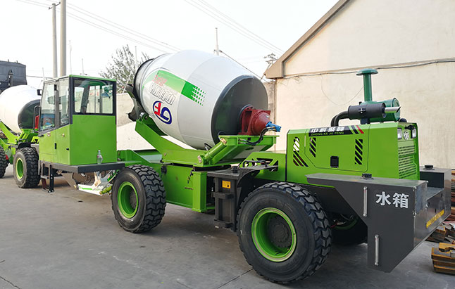 <b> 自上料混凝土搅拌罐车价格的影响因素有哪些？</b>