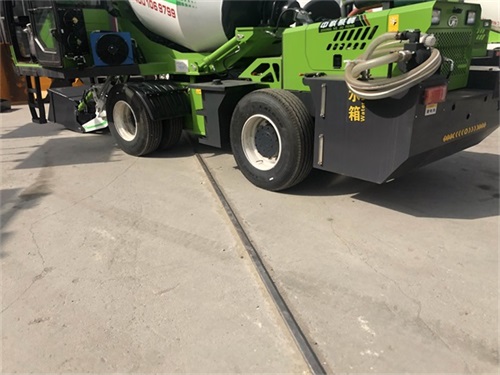 <b>全自动自上料搅拌车按照不同的方式可以分为哪些类型？</b>